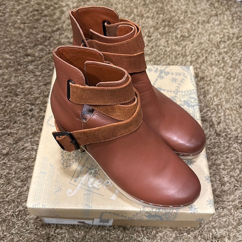 Hardly worn - Free People - Bungalow Clog Boot - Brown Size 38 or 7.5 W w/ box